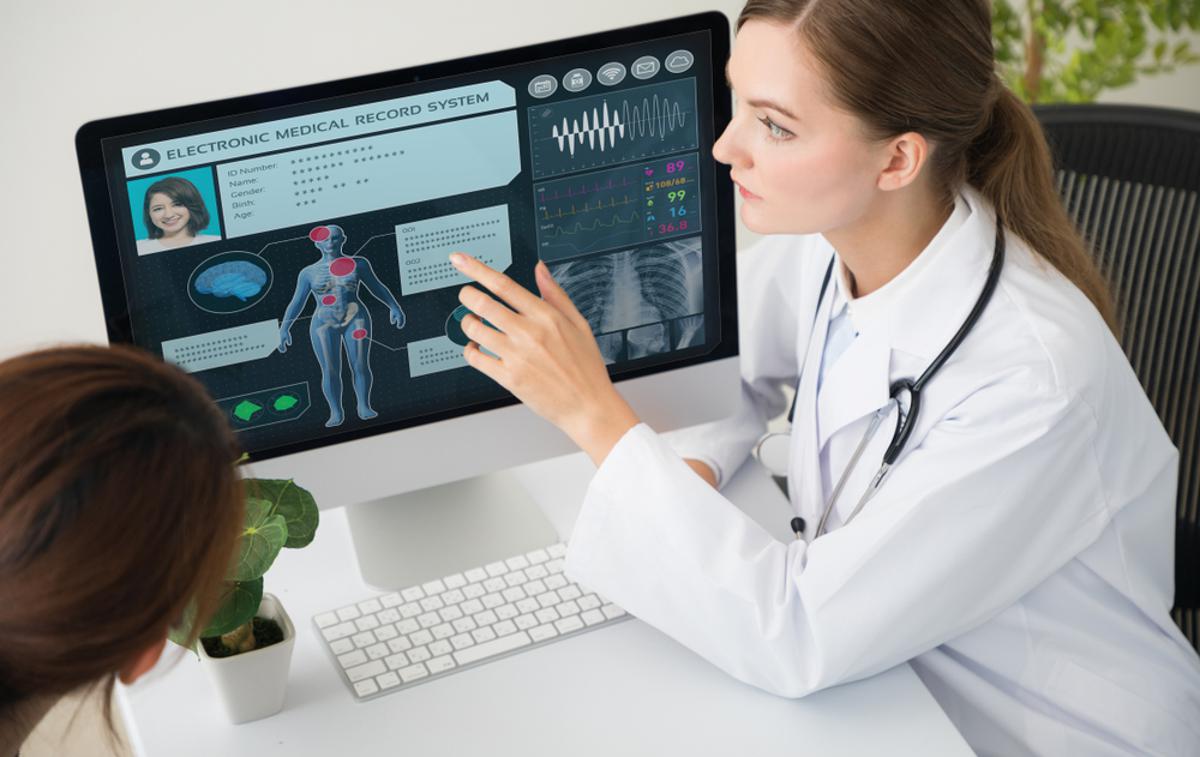 digitalno zdravstvo | Koordinacija se je uskladila tudi pri predlogu za izenačitev kritja stroškov zdravstvenih storitev v tujini s kritjem stroškov zdravstvenih storitev v Sloveniji pri zasebnih izvajalcih ter zavzela za spremembe pri sistemu javnega naročanja v zdravstvu. | Foto Shutterstock