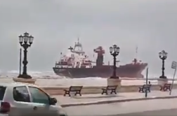 Tako je ob italijanski obali nasedla tovorna ladja #video
