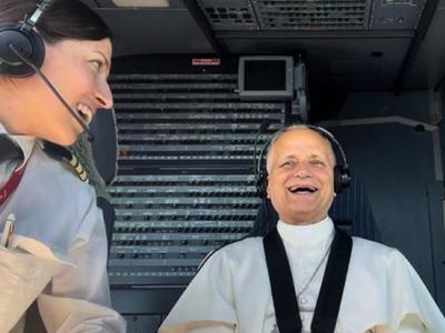 Papež Leon XIV. iz pilotske kabine blagoslovil pilota lovca 