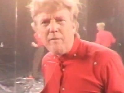 V Iranu je vojna, Donald Trump pa je zapel #video