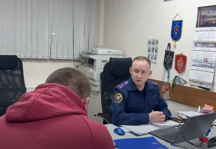 Petr Žilkin (levo) po privedbi na policijsko postajo.  | Foto: Sledcom