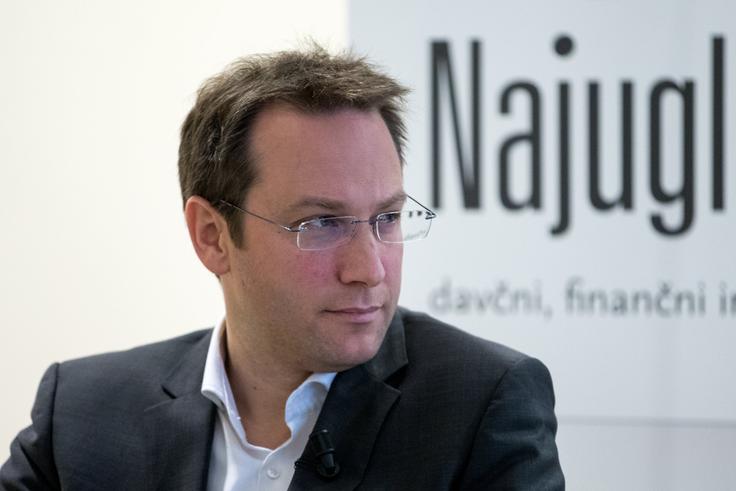 Ko smo Slovenci dobili prvo demokratično ustavo, je nastala neka vrzel, ki se ji reče človekove pravice. To je treba napolniti s sodno prakso, je poudaril Klemen Jaklič. Pri tem se je treba ozirati v države z daljšo demokratično tradicijo in graditi hrbtenico človekovih pravic tudi doma. Tako bomo prišli do predvidljivih norm na področju človekovih pravic, je poudaril predavatelj s Harvarda. Bolj je pomembno, da so pravila jasna, preprosta in stalna, kot da so pravična, je citiral ameriškega sodnika. "Pravna država ni le hrbtenica pravnega sistema, ampak motor gospodarstva," je prepričan.
 | Foto: Matic Klanšek Velej/Sportida