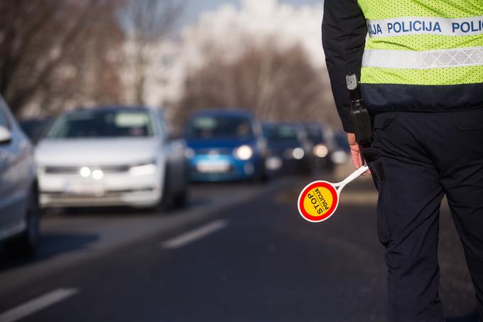 Policisti v nadzoru cestnega prometa še posebno v zadnjem času več pozornosti posvečajo predvsem tovornim vozilom in avtibusom. | Foto: STA ,