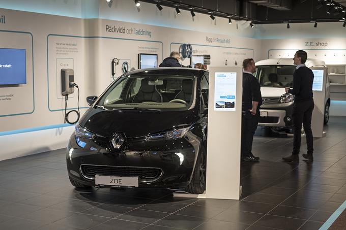 Renault je v Stockholmu na Švedskem poizkusno odprl prvi prodajni salon, ki je namenjen le električnemu programu. Tudi pri Renaultu še čakamo na nove električne modele, ki bi nadgradili zoeja. | Foto: Renault