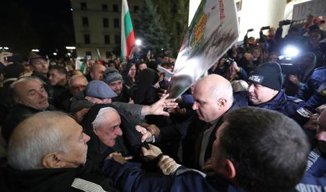 V Bolgariji več deset tisoč protestnikov zahtevalo odstop vlade