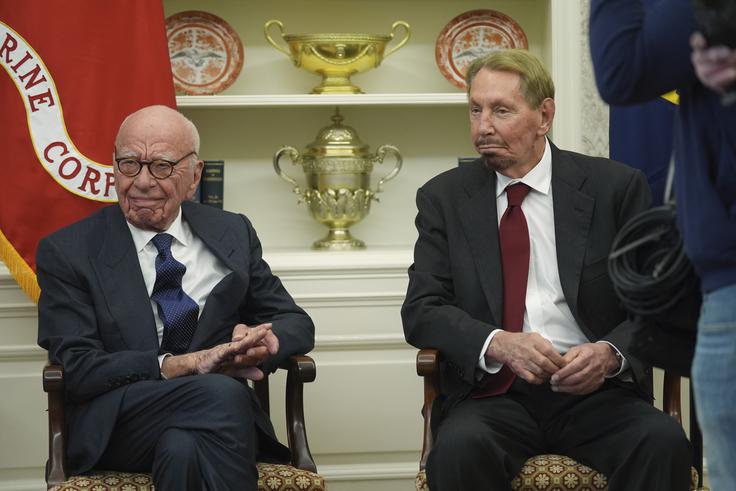 Medijski mogotec Rupert Murdoch in tehnološki milijarder Larry Ellison (desno) na sestanku v Beli hiši februarja letos. Kot potencialni vlagatelj v ameriški prevzem TikToka se ob Murdochu in Ellisonu omenja tudi računalniški superbogataš Michael Dell.  | Foto: Guliverimage