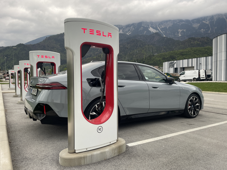 Veliko Teslinih hitrih polnilnic je odprtih tudi za druge avtomobilske znamke. | Foto: Gregor Pavšič