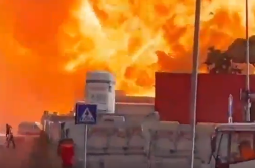 Močna eksplozija in ogromen požar na bencinski črpalki #video