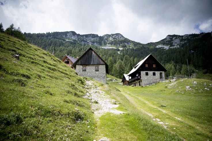 Koča stoji na razgledni planini Lipanci nad pokljuško planoto na 1.630 metrih.  | Foto: 