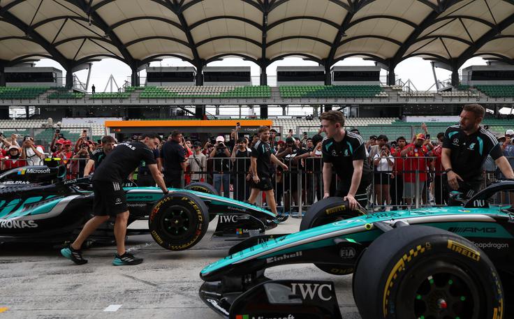 Že v četrtek si je nekaj navdušencev nad formulo 1 prišlo ogledat trening menjave pnevmatik v boksih. | Foto: Reuters