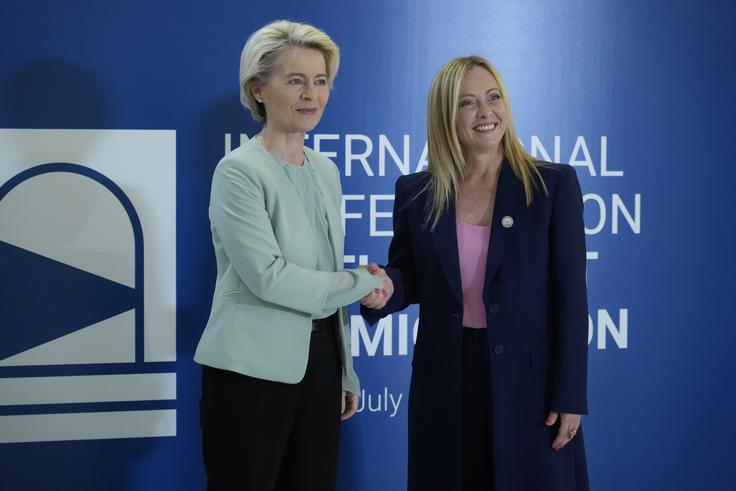 Odnosi med Melonijevo in Le Penovo so se ohladili tudi zaradi von der Leynove. Medtem ko je Melonijeva v dobrih odnosih s predsednico Evropske komisije, je von der Leynova za Le Penovo evrobirokratka, ki ne bi smela voditi Evropske komisije. | Foto: Guliverimage