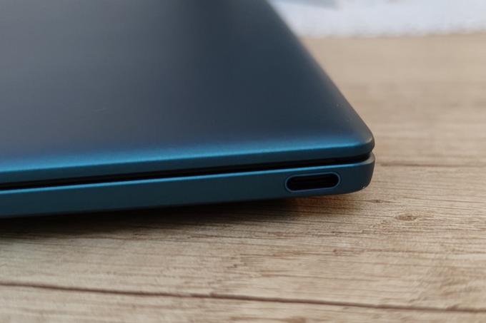 Precej novejših prenosnikov (to je Huawei MateBook X) že ima priključek USB-C, ki omogoča polnjenje, toda predvsem tisti v nižjih cenovnih razredih, ki so pogosto med najbolje prodajanimi, se še vedno zanašajo na klasične polnilne adapterje in priključke, ki so, če odštejemo nekaj redkih izjem, med sabo nezdružljivi.  | Foto: Matic Tomšič