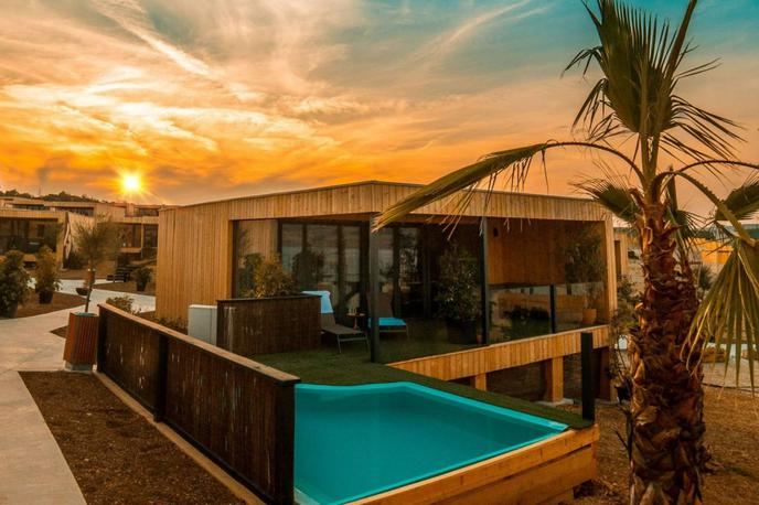 Noa Glamping | Vodstvo resorta Noa Glamping za hrvaške medije ni želelo dajati izjav, dokler ne bodo prejeli uradnega zapisnika. Policija dogajanja ni želela komentirati, saj gre za postopek, ki ga vodi druga institucija. Izjavo Državnega inšpektorata hrvaški mediji še pričakujejo. | Foto Noa Glamping