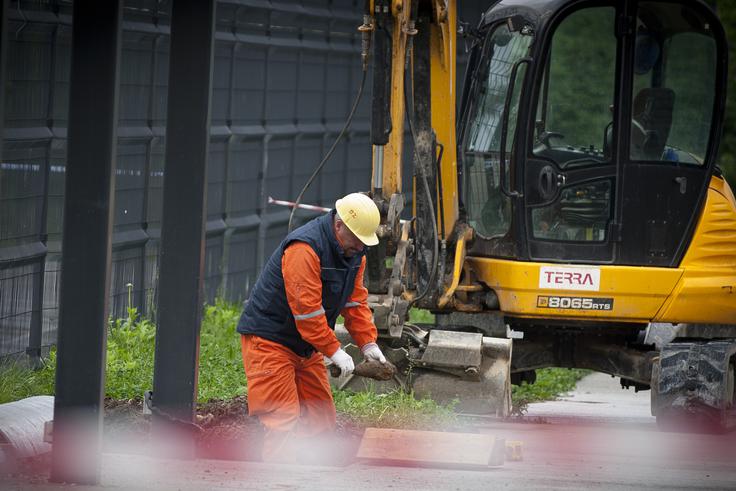 Po izračunih GZS bi morali za izpolnitev vseh zahtev sindikatov delavcem v gospodarskem sektorju vzeti več kot tisoč evrov na leto. | Foto: Ana Kovač