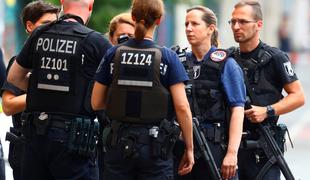 Streljanje v Nemčiji; mrtvi dve osebi, storilec na begu