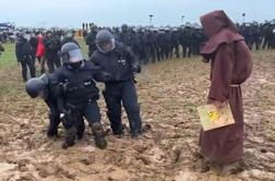 Nemški policisti so nemočno obtičali v blatu #video