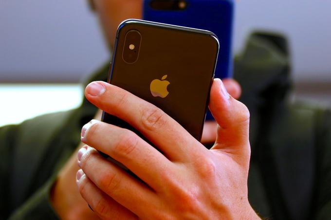 Ponekod na Kitajskem uporaba pametnega telefona iPhone v javnosti v teh dneh velja celo za sramotno početje. | Foto: Reuters