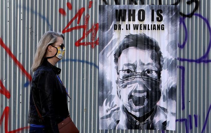 Li Wenliang je zaradi žvižgaštva zaslovel tudi zunaj Kitajske. To je poster z njegovim obrazom v češki prestolnici Pragi.  | Foto: Reuters