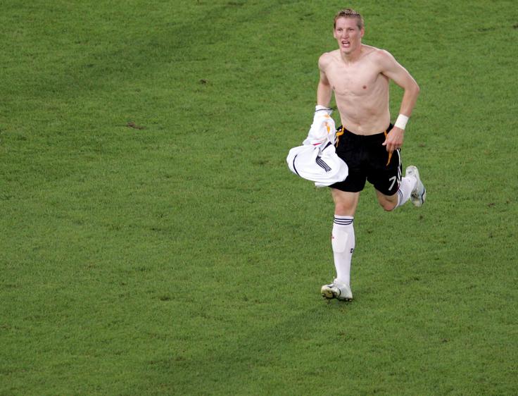 Elf je v dvoboju za tretje mesto v Stuttgartu premagal Portugalsko s 3:1. Z dvema zadetkoma je opozoril nase komaj 21-letni Bastian Schweinsteiger. Zadnjo tekmo za reprezentanco je odigral portugalski velikan, zdaj pa ožji sodelavec Aleksandra Čeferina pri Uefi, Luis Figo. | Foto: Guliverimage/Getty Images