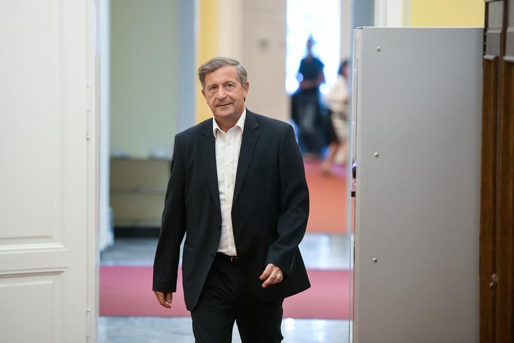 Na vprašanje interesa za kandidaturo za evropskega komisarja je Erjavec odgovoril, da za to pobudo prvič sliši in o tem ni razmišljal. Spomnil je, da je to v pristojnosti vlade. | Foto: STA ,