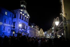 Ljubljana praznična okrasitev lučke december