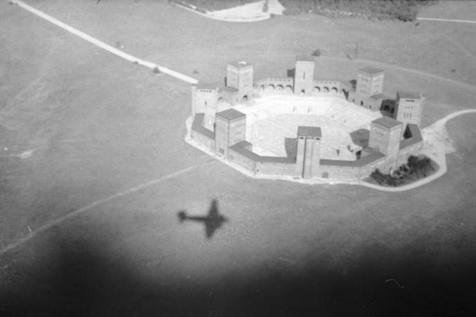 Tannenberg spomenik | Fotografija z letala na tannenberški spomeniški kompleks, ki so ga zgradili med letoma 1924 in 1927. | Foto Wikimedia Commons/Bundesarchiv