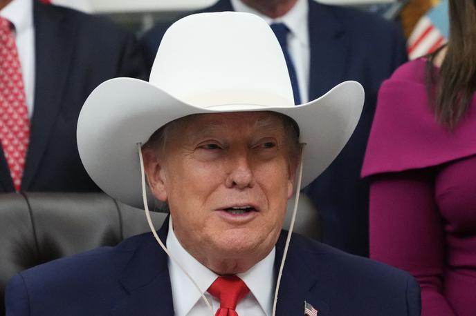 Donald Trump | Je trumpizem v bistvu zgolj način politične komunikacije v dobi družbenih omrežij? Trumpizem tako sploh ni kakšen velik ideološki prelom s tradicionalno republikansko stranko: protipriseljenstvo, izolacionizem in protekcionizem s carinsko vojno so tako zgolj taktični prijemi za nabiranje volilnih glasov, ne pa dejanski cilji Trumpovih republikancev. Vse je bila torej zgolj velika politična predstava. | Foto Guliverimage