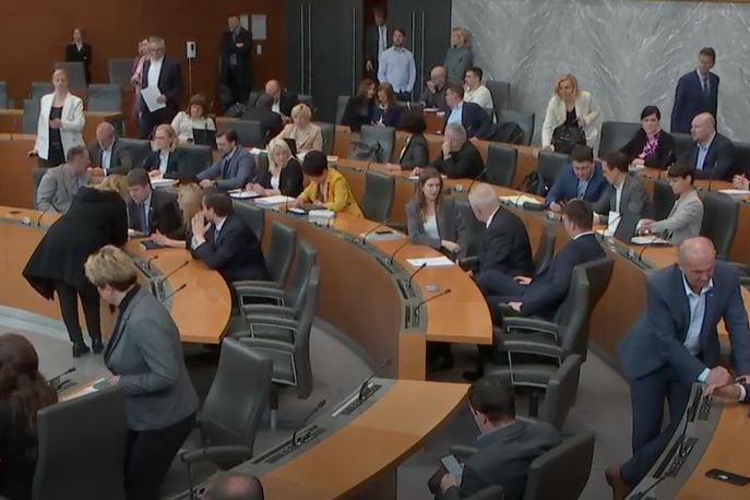 državni zbor, poslanci | Poslanci so o vseh treh kandidaturah za ustavne sodnike odločali na današnji seji DZ v okviru glasovanj. Za izvolitev ustavnega sodnika je na tajnem glasovanju potrebnih 46 glasov. | Foto TV Slovenija 3