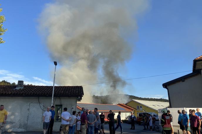požar Postojna, objek Javor | V požaru se ni poškodoval nihče, je pa nastala velika gmotna škoda. | Foto STA