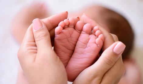 Delež priznanj očetovstva pred rojstvom otroka lani največji doslej