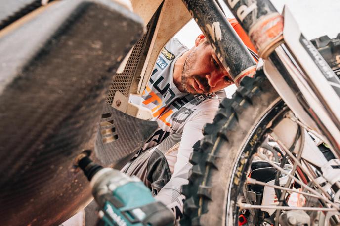 Dakar Simon Marčič | Simon Marčič na Dakarju sam skrbi tudi za popravilo in oskrbo motorja. | Foto Denis Janežič