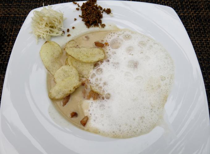 Krompirjeva juha z lisičkami in hrenom | Foto: Miha First