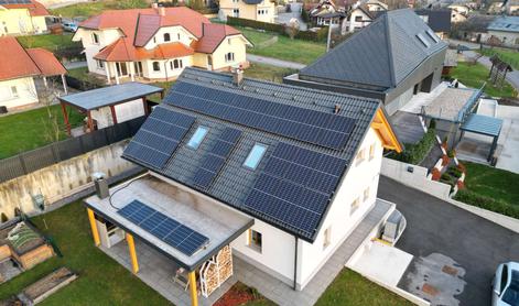 Koliko lahko prihrani slovensko gospodinjstvo s sončno elektrarno in baterijo?