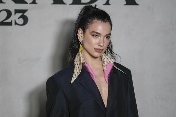 Dua Lipa je starše prosila, naj ji dovolijo oditi s Kosova