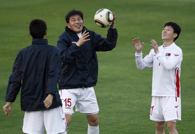 Kim Yong-jun (v sredini) je s Severno Korejo nastopil na SP 2010. | Foto: Reuters