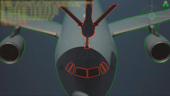 Sistem v letalu s pomočjo procesiranja fotografije prepozna lokacijo polnilne cevi in letala ter poskrbi, da sta skozi celotno polnjenje obe letali poravnani. | Foto: Airbus
