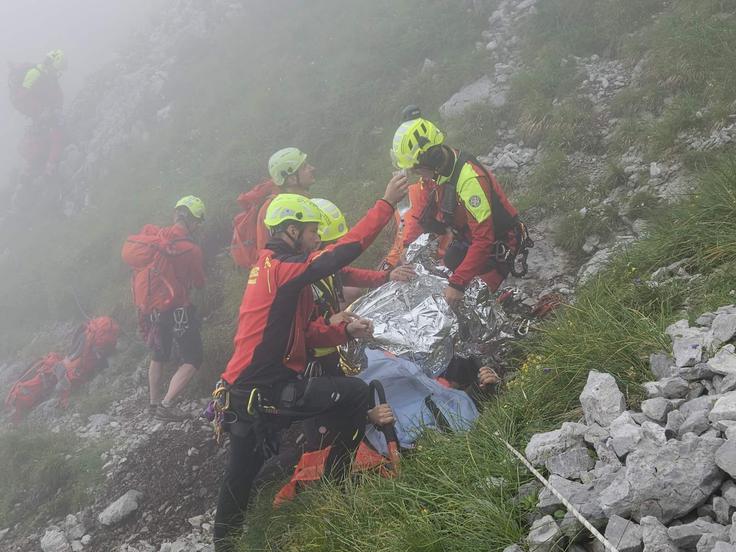 Plemenito poslanstvo. Ne vprašajo za uro. So prostovoljci. Glavna skrb je, da ponesrečenca varno  spravijo v dolino. | Foto: Gorska reševalna zveza Slovenije