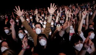 Priredili koncert za pet tisoč ljudi: v ceno vstopnice vključena testiranje in maska #video