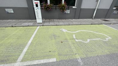 Več kot polovica Evropejcev razmišlja o električnem avtu