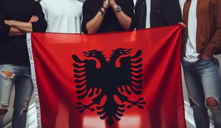 Zgražanje nad albansko zastavo: je bila res razgrnjena v slovenski šoli?