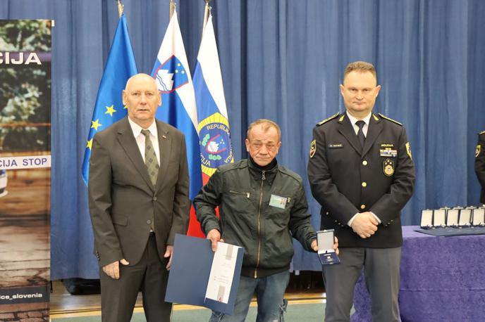 Bahrudin Bečić, | Pred dobrim letom dni je Bahrudin Bečić ostal brez strehe nad glavo. Zdaj je član Kraljev ulice in služi s prodajo istoimenskega časopisa.  | Foto Ministrstvo za notranje zadeve