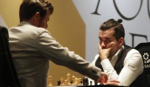 Tudi tretji dvoboj za naslov šahovskega prvaka neodločen