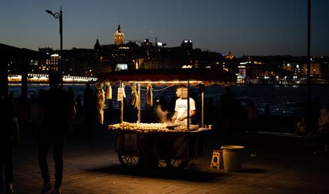 Zaradi zastrupitve s hrano umrla mati in njena dva otroka, oče se še bori