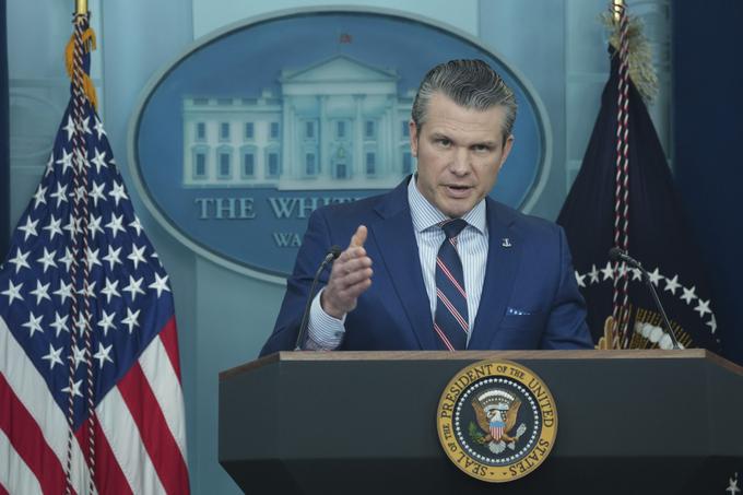 Obrambni minister ZDA Pete Hegseth je bil pred zasedbo položaja voditelj in novinar na ameriški konservativni televiziji Fox News, ki upravlja najbolj gledan informativni televizijski program v ZDA in ki ga zelo rad gleda tudi Donald Trump.  | Foto: Guliverimage
