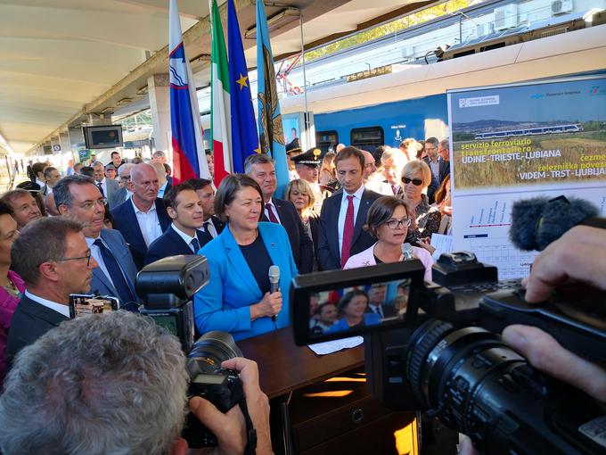 Evropska komisarka za promet Violeta Bulc na prvi vožnji čezmejne železniške potniške povezave med Slovenijo in Italijo. | Foto: Srdjan Cvjetović