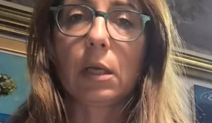 Gimnazijska profesorica iz Novega Sada gladovno stavka. Zavrača tudi vodo.