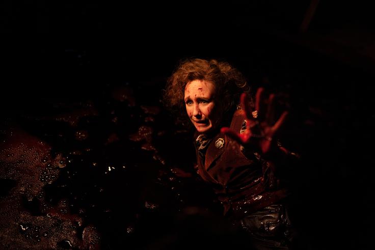 Vera Farmiga se vrača kot Lorraine Warren in je tudi to pot pogosta žrtev napadov duhov. To ni njena kri, temveč nekakšna fantomska manifestacija (ki jo je kakopak navdihnil film Sijanje). | Foto: Blitz Film & Video Distribution