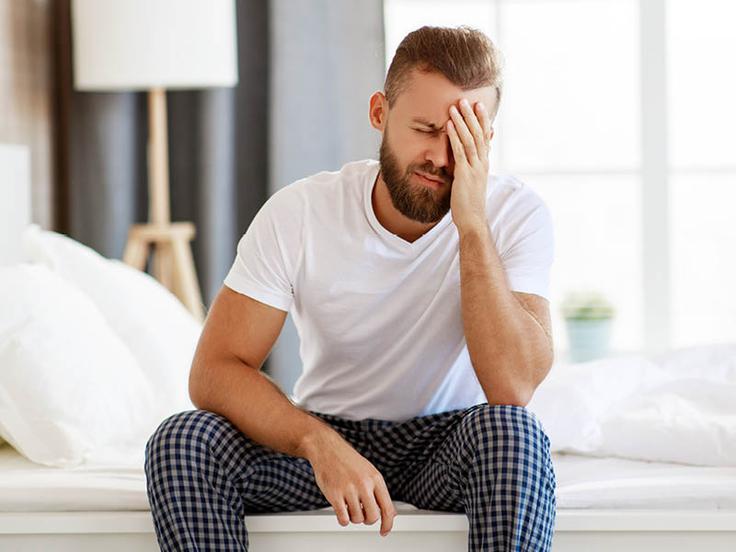 tired-man-by-bed tired-man-by-bed | Foto: Spar