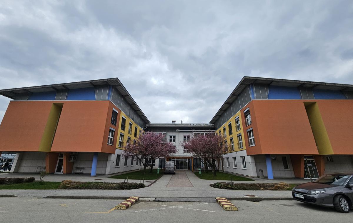 dom starejših Na fari, Prevalje | V skladu s sistemom dolgotrajne oskrbe stanovalci v domovih od 1. decembra plačujejo le za nastanitev in prehrano. Znesek za oboje skupaj je omejen z višino zagotovljene pokojnine za 40 let delovne dobe, ki letos znaša 782 evrov. Ta kapica bo veljala za standardno nastanitev, ki je dvoposteljna soba s souporabo sanitarij.  | Foto STA