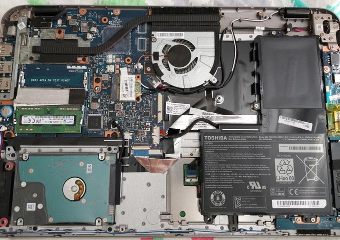 Takole je praviloma videti drobovina večine malce starejših prenosnih računalnikov (ta je iz leta 2014). Trdi disk je spodaj levo. | Foto: Matic Tomšič